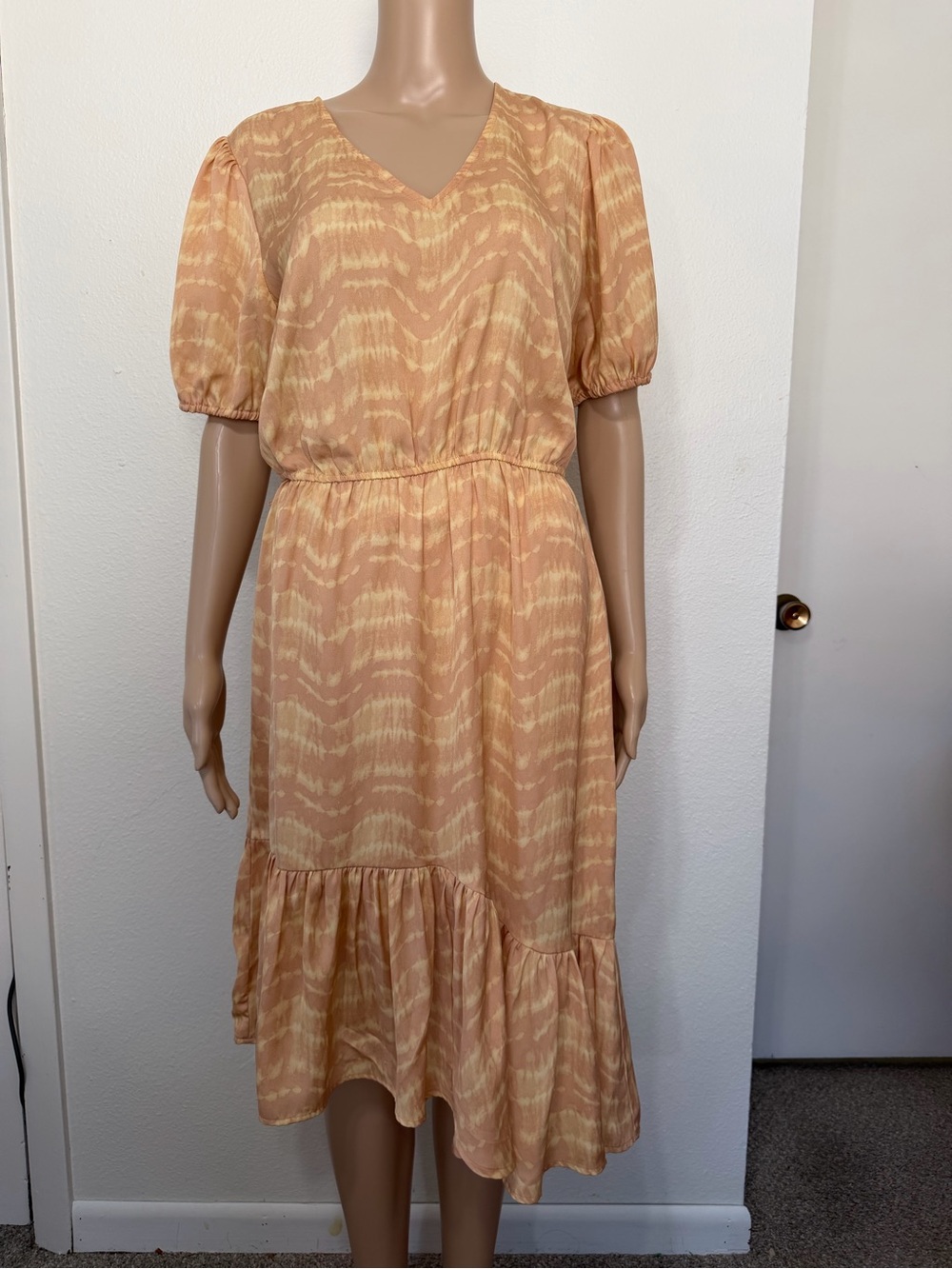 Simply Vera Vera Wang Peach Patterned V-Neck Tiered Midi Dress Size M